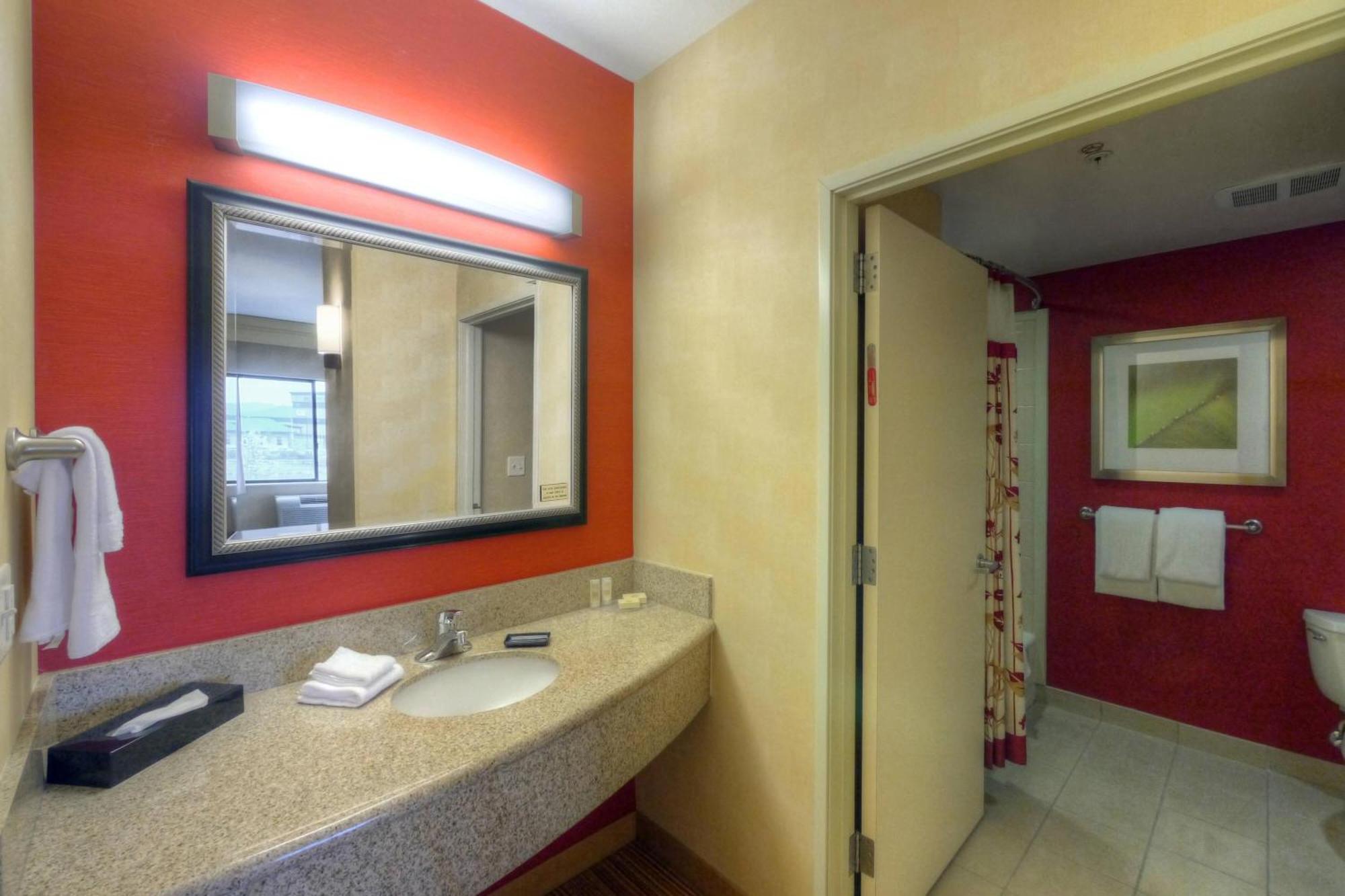 Courtyard Medford Airport Hotel Ngoại thất bức ảnh