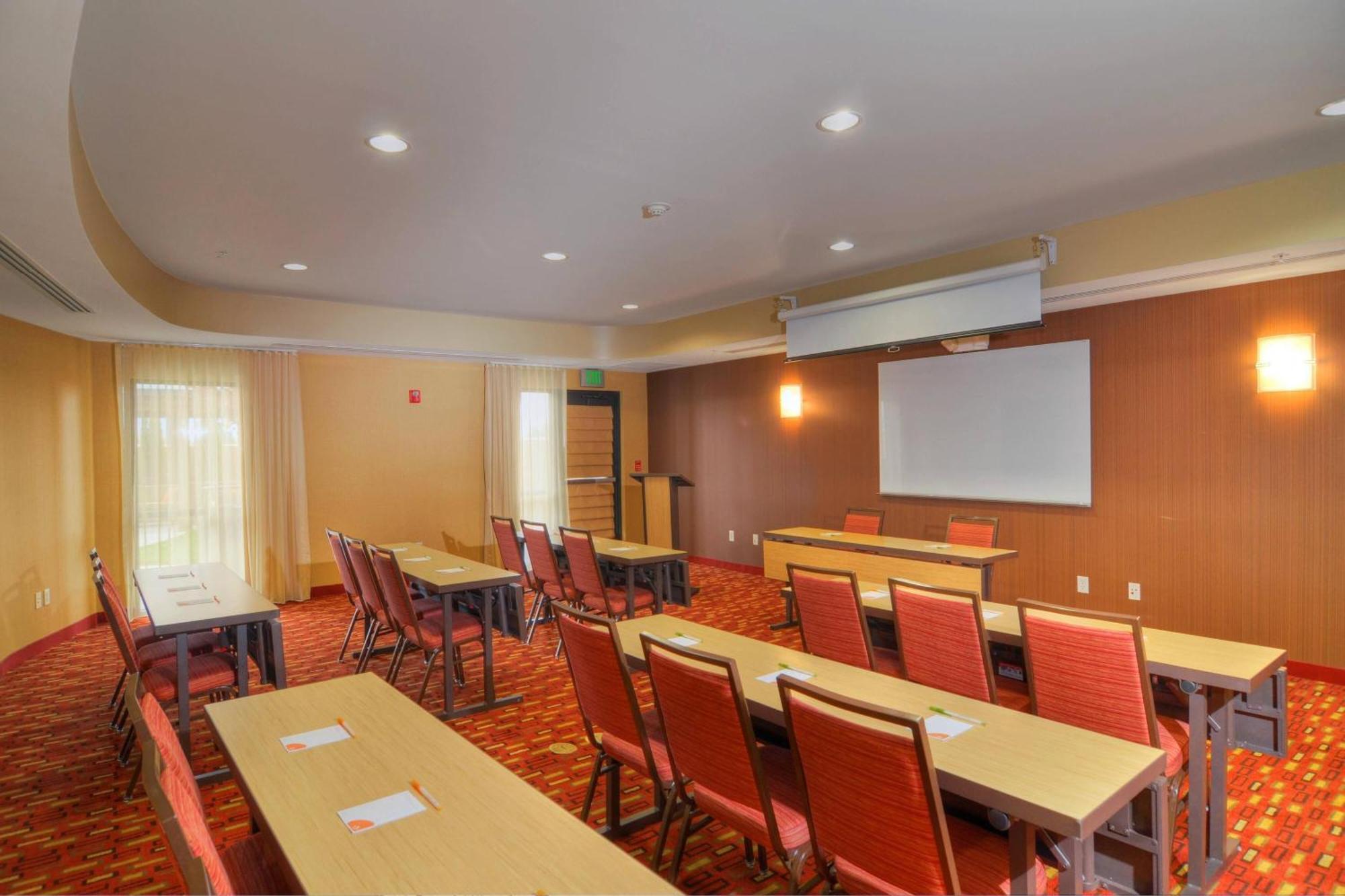 Courtyard Medford Airport Hotel Ngoại thất bức ảnh
