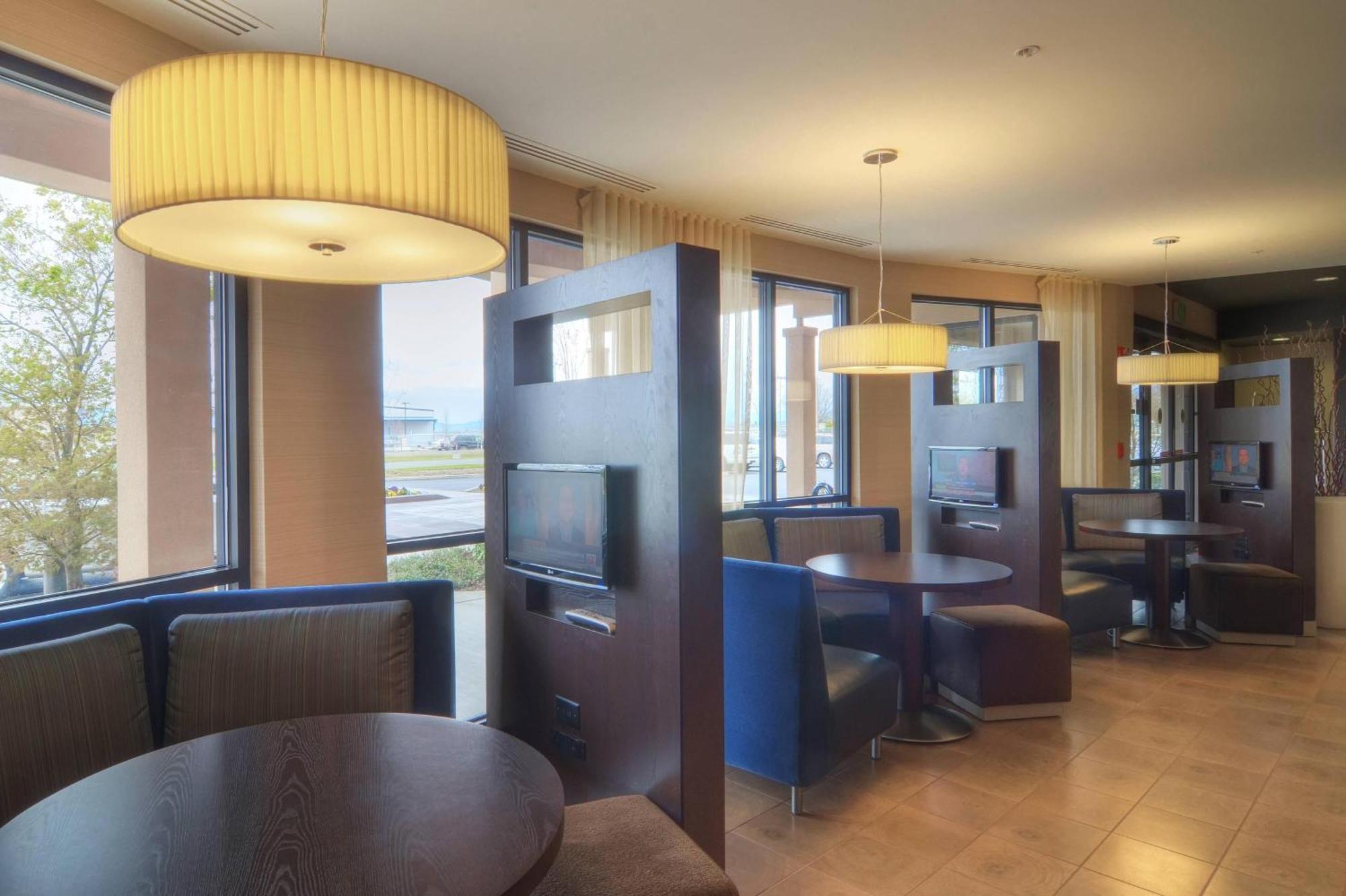 Courtyard Medford Airport Hotel Ngoại thất bức ảnh