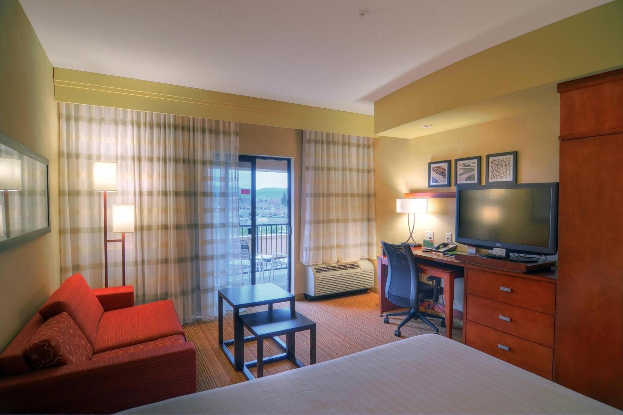 Courtyard Medford Airport Hotel Ngoại thất bức ảnh