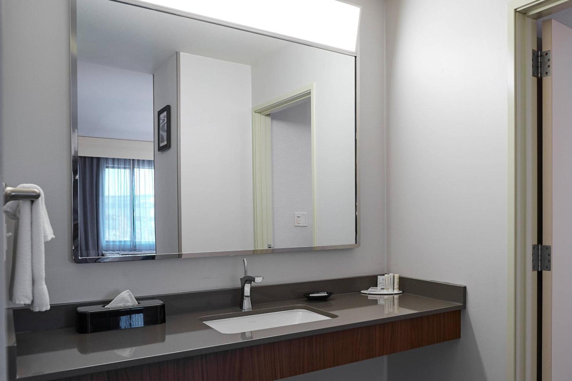 Courtyard Medford Airport Hotel Ngoại thất bức ảnh