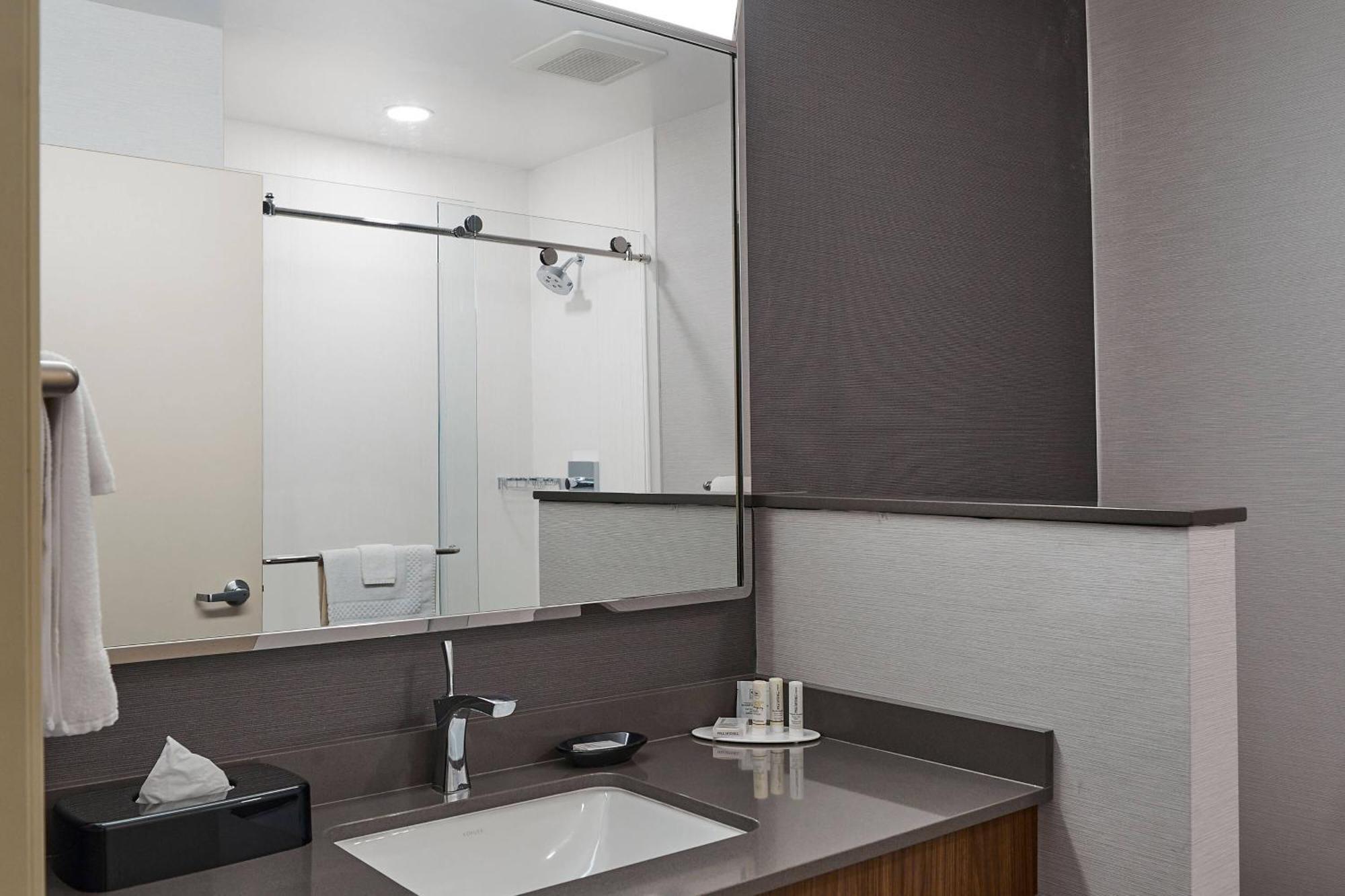 Courtyard Medford Airport Hotel Ngoại thất bức ảnh