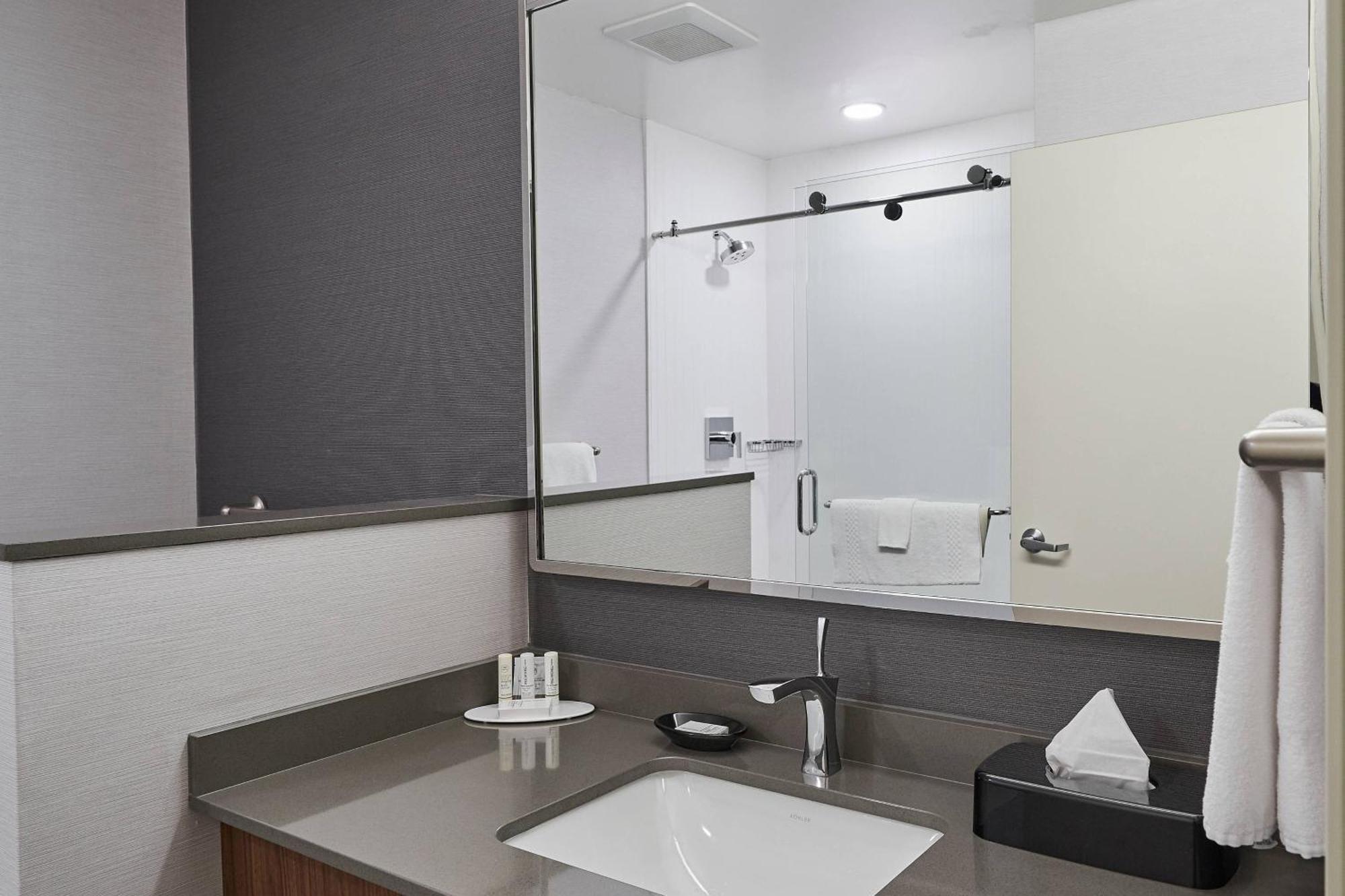 Courtyard Medford Airport Hotel Ngoại thất bức ảnh