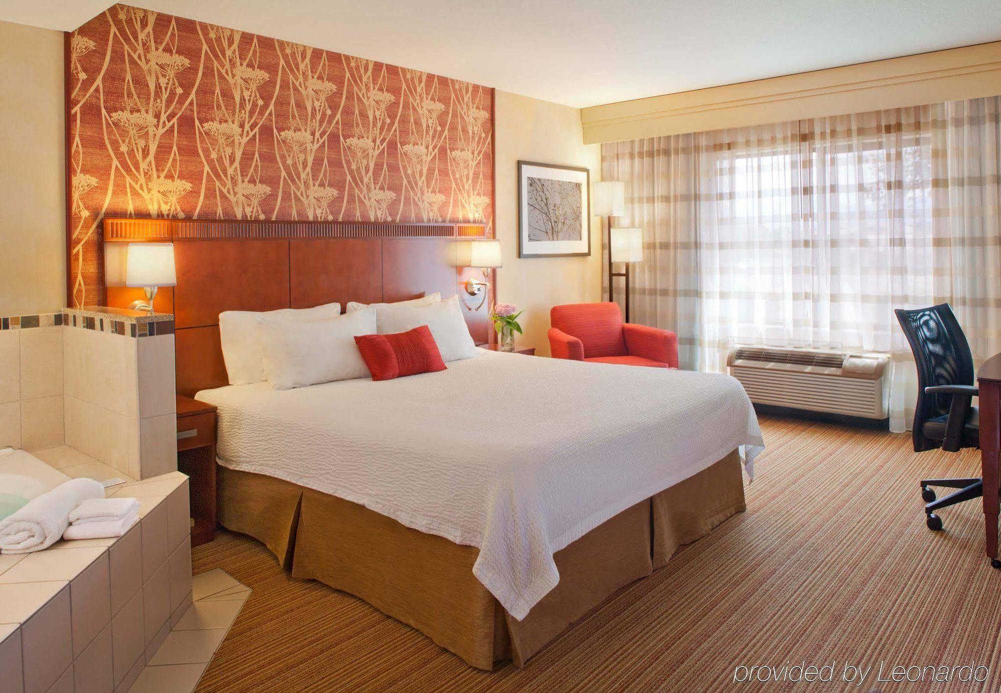 Courtyard Medford Airport Hotel Ngoại thất bức ảnh
