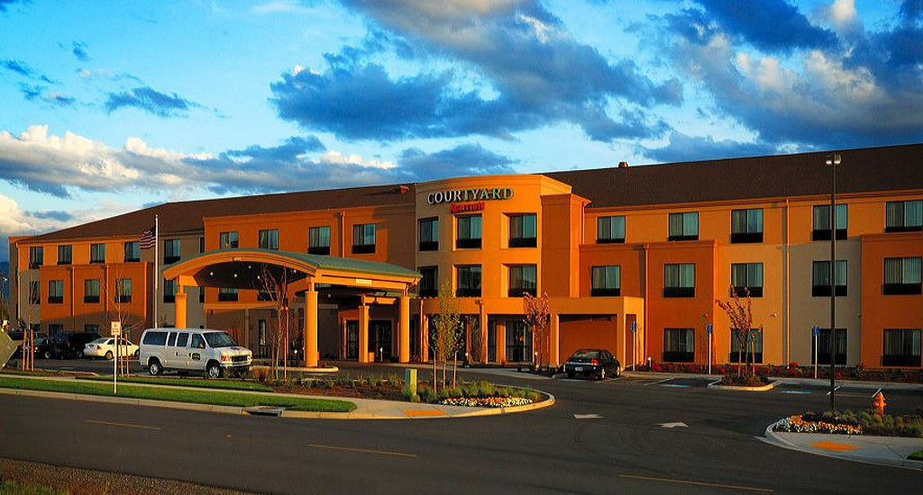 Courtyard Medford Airport Hotel Ngoại thất bức ảnh